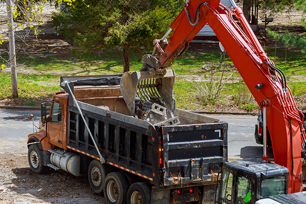 excavator-picks-up-construction-waste-for-loading